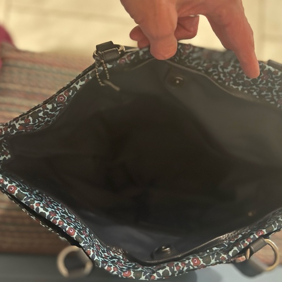 COACH Ranch Floral Nylon &
Navy Blue
Pebble Leather Tote Bag - Picture 3 of 6